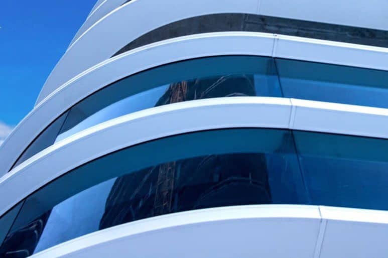 Гнуте загартоване скло